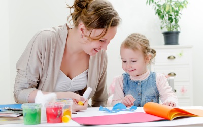 Un niño de 4 años con mamá haciendo manualidades.