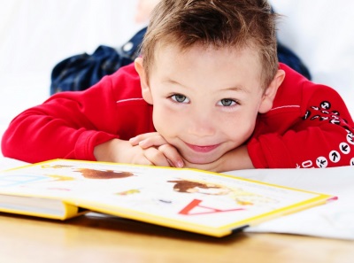 Bambino di 4 anni con un libro