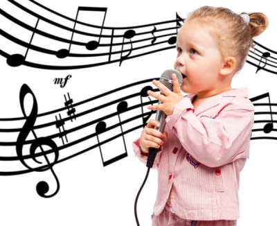 The child sings at the age of 4 with a microphone