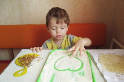 Giochi con cereali per un bambino