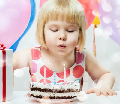 Soplando las velas de un niño