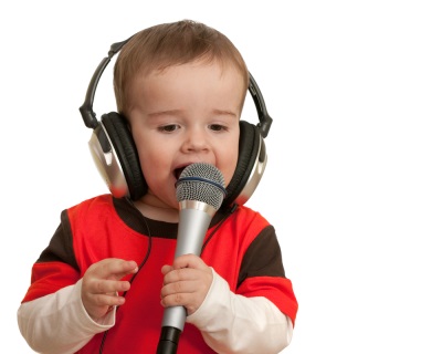 El bebe canta en el microfono