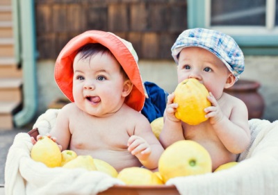 Niños con limones