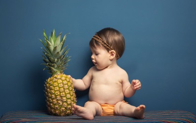 Niño con piña