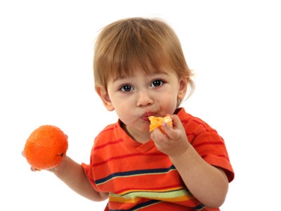 Child eats tangerines