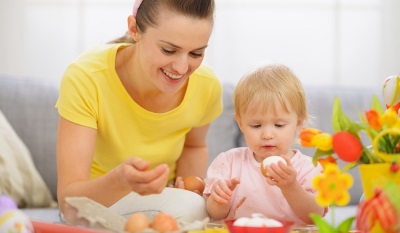 Mom and daughter eat eggs