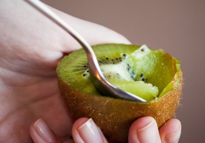 Il cucchiaio del kiwi mangia la carne