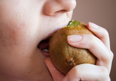 Baby, das Kiwi isst