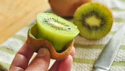 Kiwi aus der Schale geschnitten