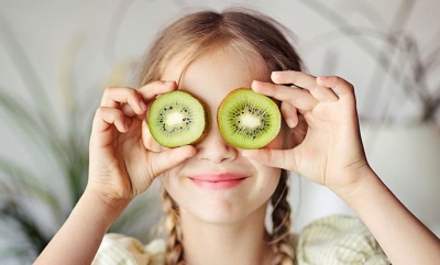 La niña cerró los ojos kiwi.