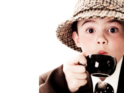 Il bambino beve caffè