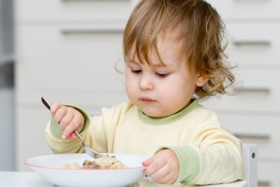 Bebé comiendo pescado