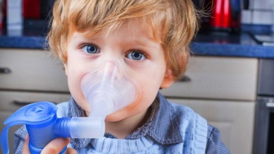 The child breathes the nebulizer