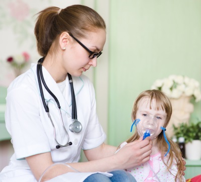 Inalazione del nebulizzatore per un bambino