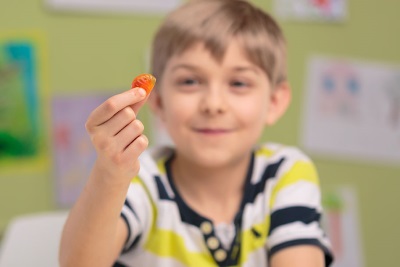 Bambino con vitamina