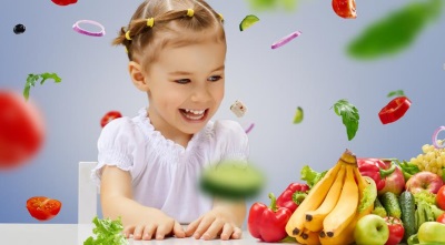 Bambino e alimenti ricchi di vitamine