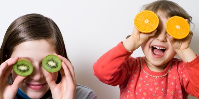 Niños con frutas - vitaminas