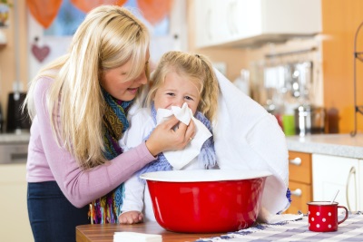 Inhalación casera para un niño con una palangana o sartén