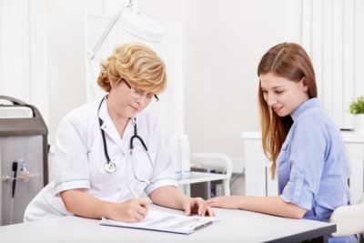 Chica de 12 años para consultar a un médico.