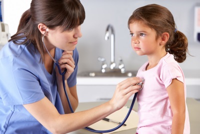 Esame di un bambino all'età di 8 anni dal medico