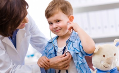 Examen del niño al médico.