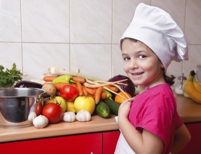 Nutrición equilibrada con vitaminas para un niño.