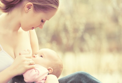 Bambino allattamento al seno