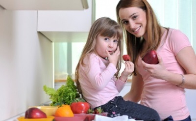 Mamma e figlia mangiano frutta