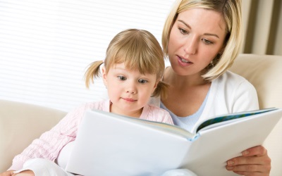 Mamá y bebé están leyendo un libro.