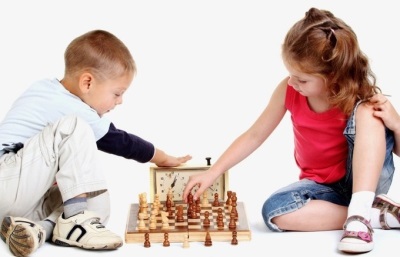 Niños jugando al ajedrez