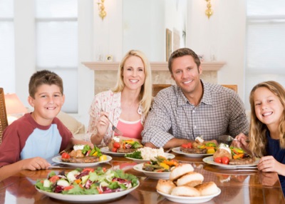 Cena familiar con hijos adolescentes.