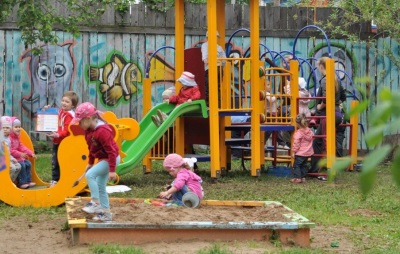 Estímulo para el niño - montando una montaña rusa en el jardín de infantes