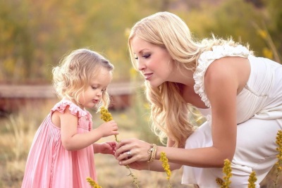 Mamá con bebe y flor