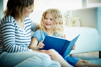 Mamá y niño están leyendo un libro