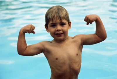 Bambino in piscina