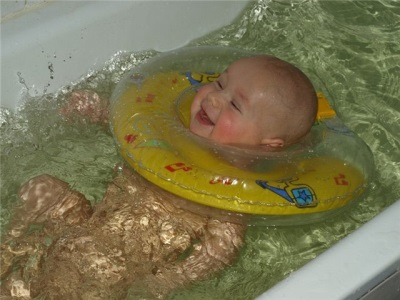 Circle on the neck for bathing newborns