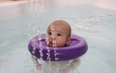 Cerchio sul collo per fare il bagno ai neonati - applicazione