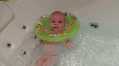 The use of a circle on the neck for bathing newborns