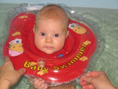 Cerchio Baby Swimmer sul collo per fare il bagno ai neonati