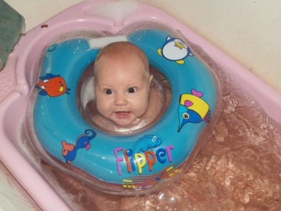 Circle Flipper on the neck for bathing newborns