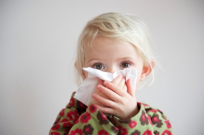 ¿La tos de los ladridos sin la temperatura de un niño?