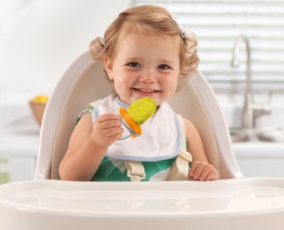 The child eats a pear in a nibler