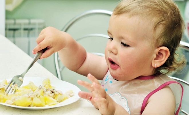 Il bambino mangia a 2 anni