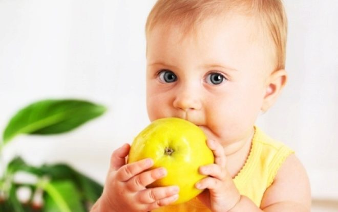 Bambino di 2 anni con una mela