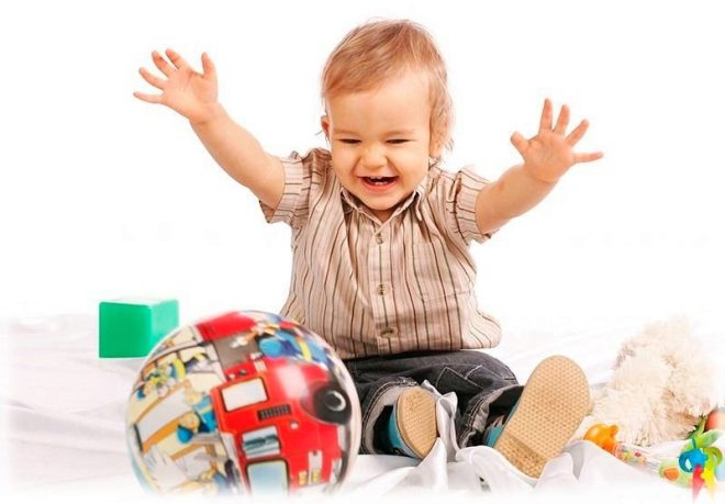 Un niño de 1 año juega a la pelota.