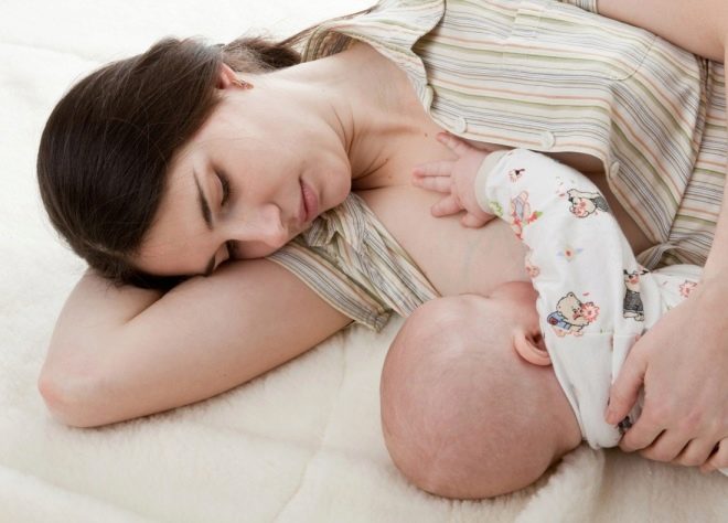 Il bambino mangia il latte materno dal seno