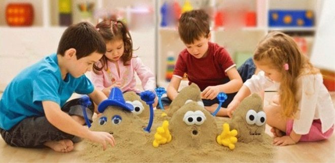 Kinderen spelen kinetisch zand